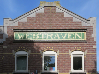 833638 Afbeelding van het tegelplateau met de tekst 'WESTRAVEN', in de gevel van het pand Jutfaseweg 178 te Utrecht, ...